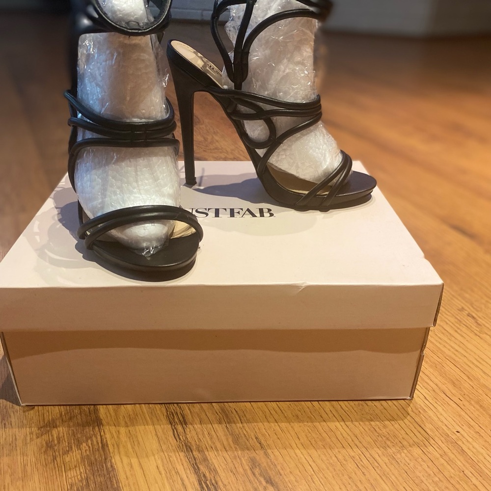 Lace up black heels - Picture 3 of 3